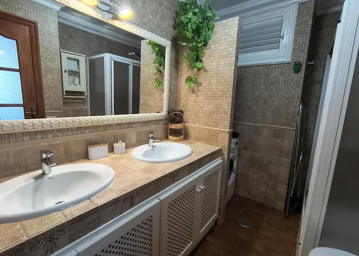 & Peaceful Garden - 1 Bed With Swimming Pool