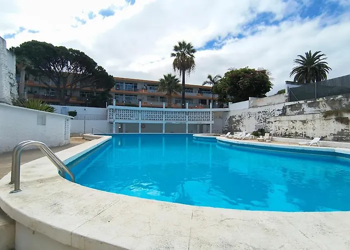 & Peaceful Garden - 1 Bed With Swimming Pool