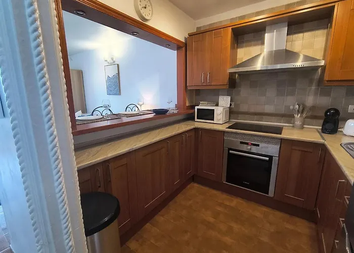 & Peaceful Garden - 1 Bed With Swimming Pool 拉克鲁斯